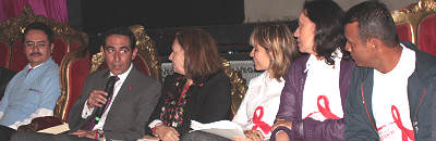 El Director General de Salud Pública del Ministerio de la Protección Social, Lenis Urquijo V. (en el centro, con el micrófono)